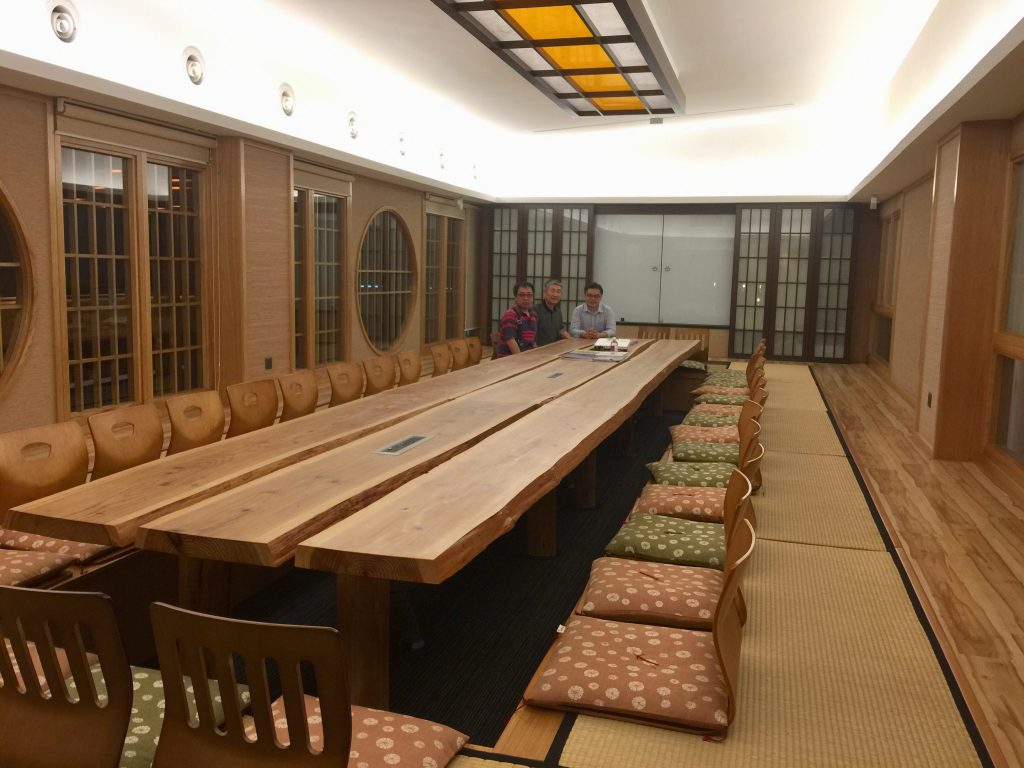 日本から取り寄せたヒノキで造られた大会議室
