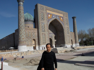 ウズベキスタン・サマルカンドのレギスタン広場（世界遺産）にて