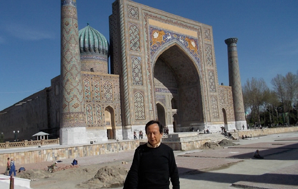 ウズベキスタン・サマルカンドのレギスタン広場（世界遺産）にて