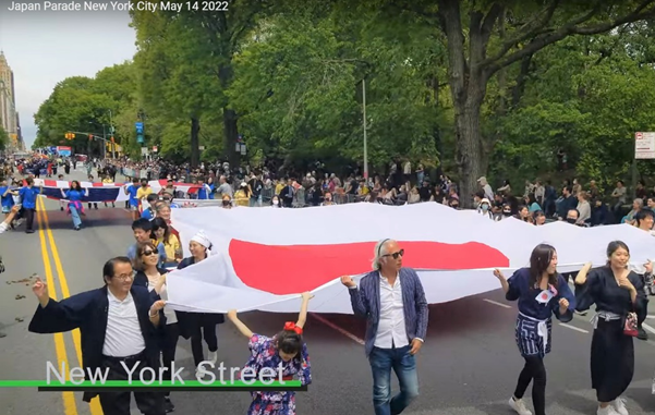 （2022年5月第一回NYジャパン・パレード。私は国旗に向かって左端）