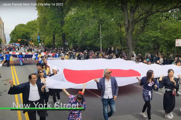 （2022年5月第一回NYジャパン・パレード。私は国旗に向かって左端）